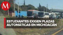 Normalistas se apoderan de cinco autobuses sobre la carretera Morelia-Pátzcuaro