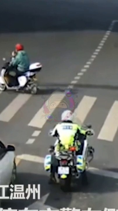 Polisi Ini Kawal Orang Sakit