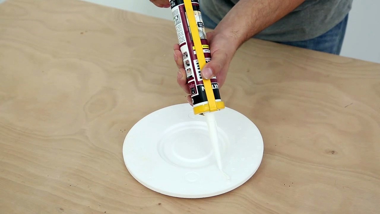 Les Tutos Maison & Travaux - Comment poser une corniche et une rosace ?