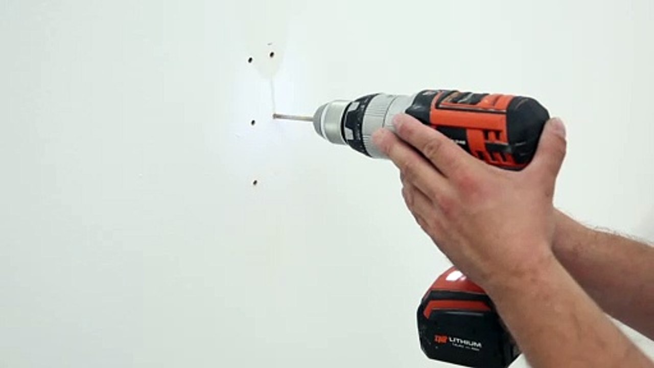 Les Tutos Maison & Travaux - Comment fabriquer une table pliante suspendue ?