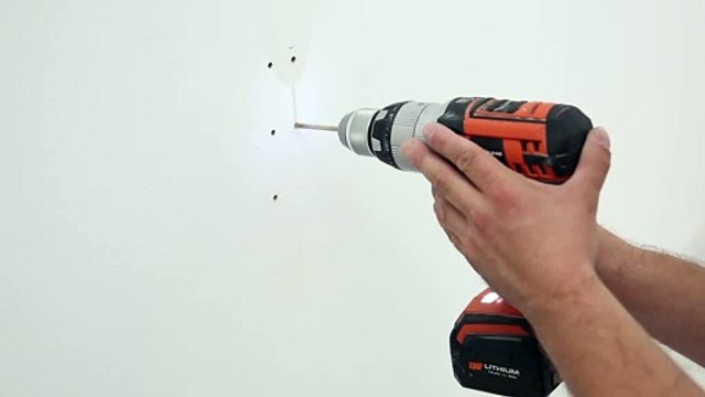 Les Tutos Maison & Travaux - Comment fabriquer une table pliante suspendue ?