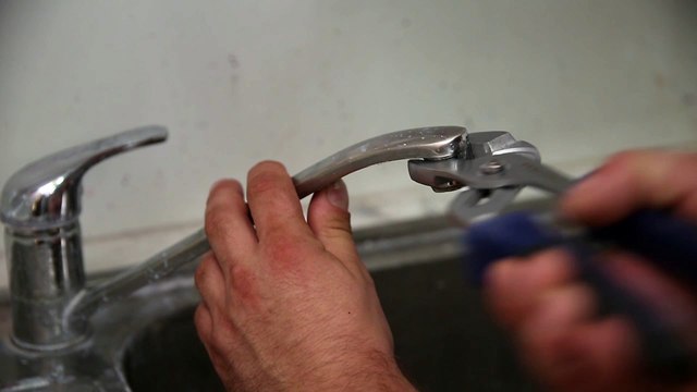 Les Tutos Maison & Travaux - Comment augmenter la pression de l'eau dans vos robinets ?