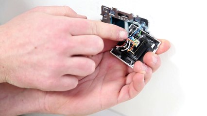 Les Tutos Maison & Travaux - Comment poser une prise RJ45 ?