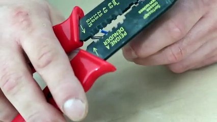 Les Tutos Maison & Travaux - Comment monter un interrupteur sur un fil électrique ?