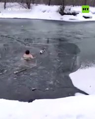 Una mujer se lanza al agua helada para salvar un perro