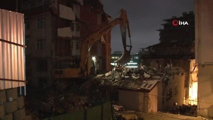 Son dakika haberi | Üsküdar'da patlama yaşanan bina iş makineleriyle yıkıldı