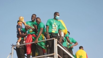 Miles de personas reciben en Dakar a la selección de Senegal