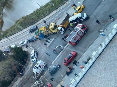 KARTAL'DA SERVİS MİNİBÜSÜYLE ÇARPIŞAN OTOMOBİL DEVRİLDİ