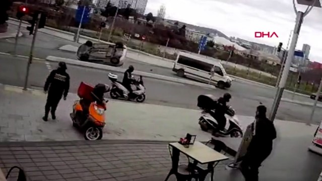 Kartal'da servis minibüsüyle çarpışan otomobil devrildi