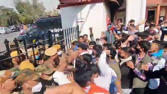 RU- एनएसयूआई कार्यकर्ताओं ने किया प्रदर्शन] पुलिस के साथ हुई धक्का मुक्की