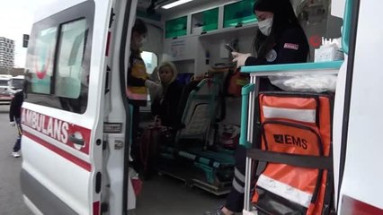 Kartal'da okul servisiyle çarpışan otomobil savrulup yan yattı