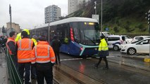 Alibeyköy'de tramvay yolun karşısına geçmeye çalışan kadına çarptı