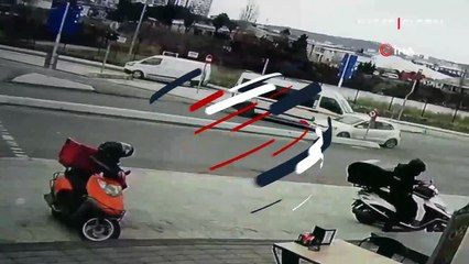 Kartal'da okul servisinin karıştığı kaza saniye saniye kamerada