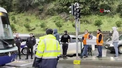 Alibeyköy'de tramvay yolun karşısına geçmeye çalışan kadına çarptı