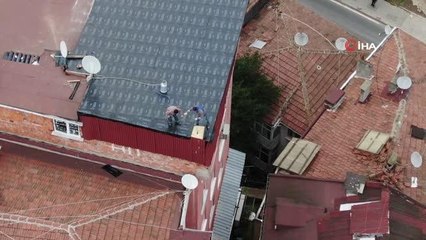 Üsküdar'da çatıda çalışan işçiler yürekleri ağza getirdi