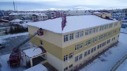 Okul çatılarındaki buz sarkıtları itfaiye tarafından temizleniyor