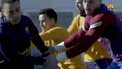 Dani Alves se vuelve loco en el entrenamiento / FCB