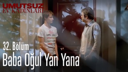 Baba oğul yan yana - Umutsuz Ev Kadınları 32. Bölüm