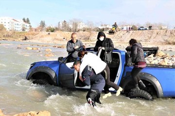 Görüntüyü izleyenlerin 'Kahraman' dediği itfaiyeci: " Biz buna mesai deriz, çiçek toplamak için göreve  çıkmıyoruz"