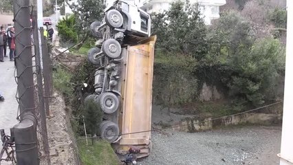 Rampada kayan kamyon okul bahçesine düştü