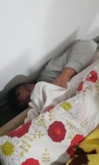 ARANAN HÜKÜMLÜ KANEPENİN ARKASINDA YAKALANDI; O ANLAR KAMERADA