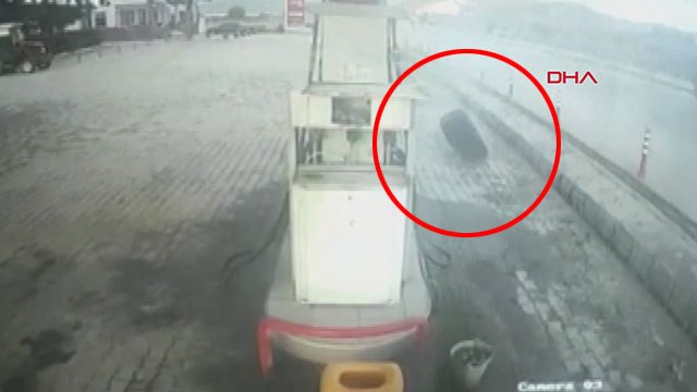 TIR'ın fırlayan tekeri, akaryakıt istasyonu pompasına çarptı