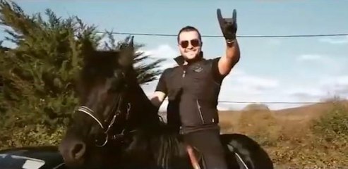 Polislerle yaşadığı diyalogla tepki çeken Gökhan Göz'ün bozkurt işareti yaptığı görüntü ortaya çıktı