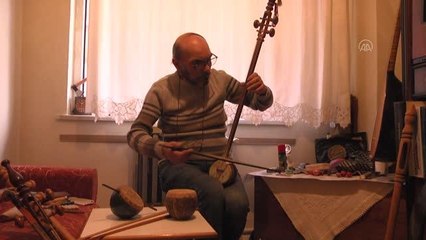 Musiki dersinde tanıştığı "rebap" için evinin odasını atölyeye dönüştürdü