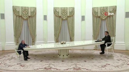 Macron ve Putin'in oturduğu masa Fransa basınının gündeminde