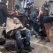 Vidéo: Ce salon de coiffure où une  »coiffeuse » embrasse les clients pendant la coupe de cheveux