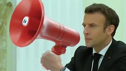 Putin ile Macron görüşmesindeki 'dev masa' sosyal medyada gündem oldu