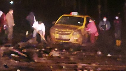 'Ecuador flash floods: Footage of a car stuck in mud during heavy rain '