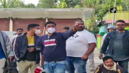 Policemen assault journalist for questioning them about traffic rule violation