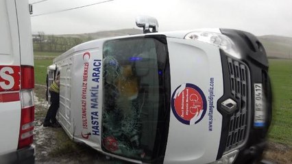 ARNAVUTKÖY'DE CAN PAZARI... HASTA NAKİL ARACINDAKİ YARALILARI KURTARMAK İÇİN SEFERBER OLDULAR