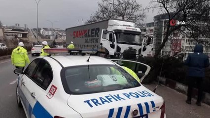 Kontrolden çıkan tır otomobili biçtikten sonra ağaca çarparak durabildi: 3 yaralı