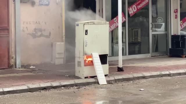 Son dakika haberleri... ŞANLIURFA - Alev alan elektrik panosu itfaiye ekiplerince söndürüldü