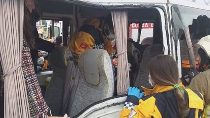 BURSA'DA ÖĞRENCİ SERVİSİ İLE HALK OTOBÜSÜ ÇARPIŞTI 7 YARALI