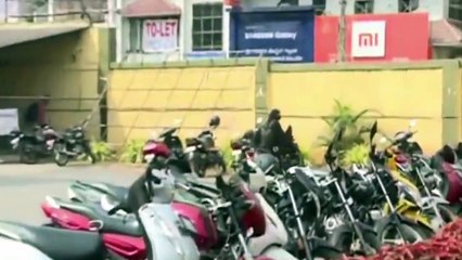 சுற்றி நின்ற ஹிந்துத்துவா மாணவர்கள்.. ஜெய் ஸ்ரீராம் கோஷம்.. பயமில்லை.. ஒற்றை ஆளாக முஸ்லீம் மாணவி பதிலடி!