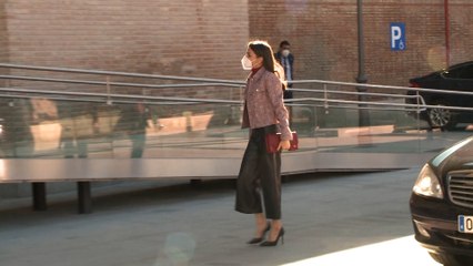 La Reina Letizia sale airosa de un 'traspiés' con sus altísimos stilettos