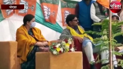 स्मृति ईरानी ने डोर टू डोर किया कैंपेन, भाजपा प्रत्याशी के लिए घर-घर जाकर बांटे पर्चे