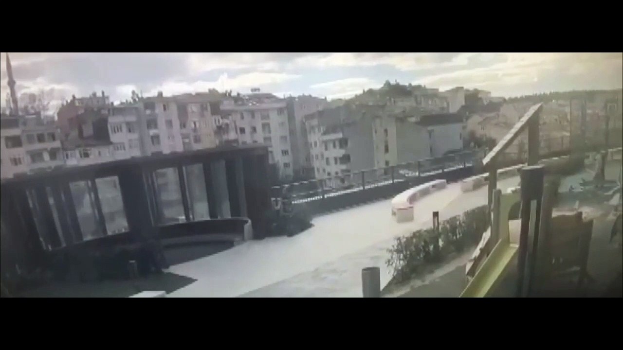 Üsküdar’da 5 katlı binada patlama görüntüleri!