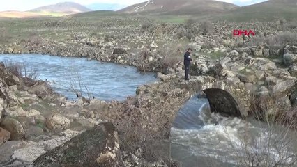 GAZİANTEP'TE TARİHİ KÖPRÜ GEÇİŞLERE KAPATILDI
