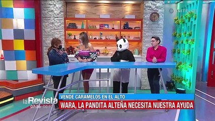 Wara, la adolescente que se disfraza de panda para vender dulces para ayudar a su familia