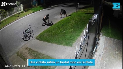 Una ciclista sufrió un brutal robo en La Plata