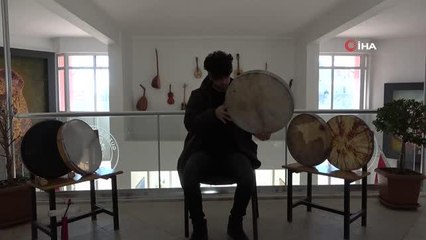 Diyarbakırlı lise öğrencisi istediği tonda saz bulamayınca hem 'erbane' imal ediyor hem çalıyor