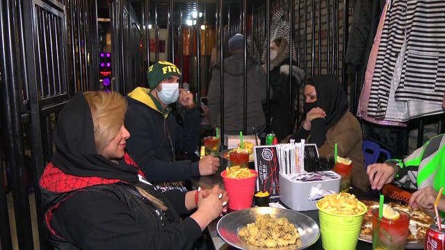 مطعم إيراني يخدم زبائنه خلف القضبان ليساعد موقوفين على سداد ديونهم