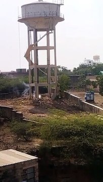 Video- 35 वर्ष पुरानी पानी की टंकी देखते ही देखते हो गई ढेर