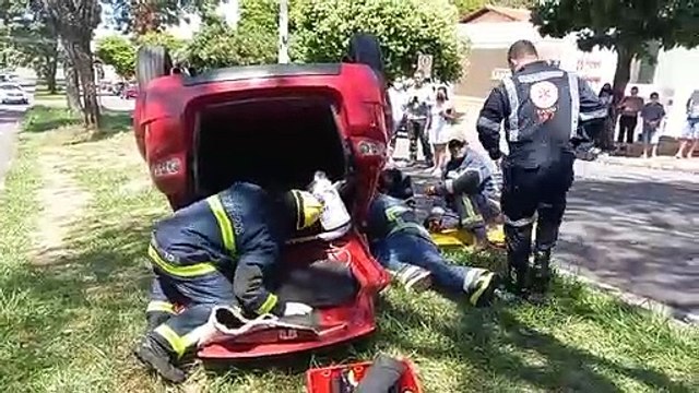 Duas mulheres são encaminhadas ao hospital após capotamento em Umuarama