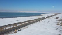 Son dakika: Tuz Gölü'nü besleyen kanallara kamyonlarla kar dökülüyor