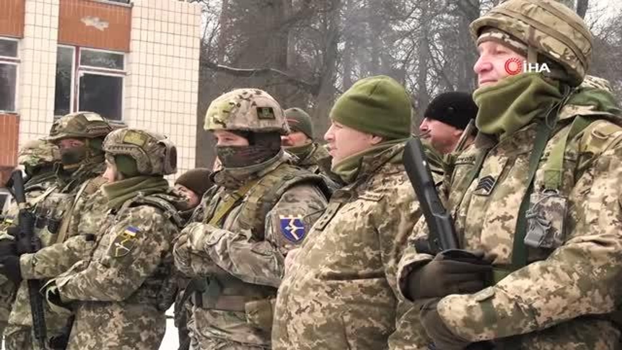 Ukrayna'da, Sivillere Rus İşgaline Karşı Tahta Silahlarla Eğitim Veriliyor